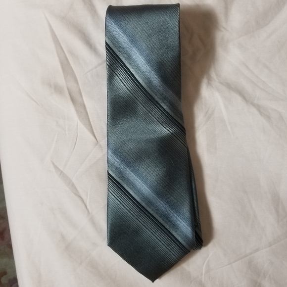 Jones New York Mens Silk Tie Grey Black Hints Blue - Picture 2 of 4